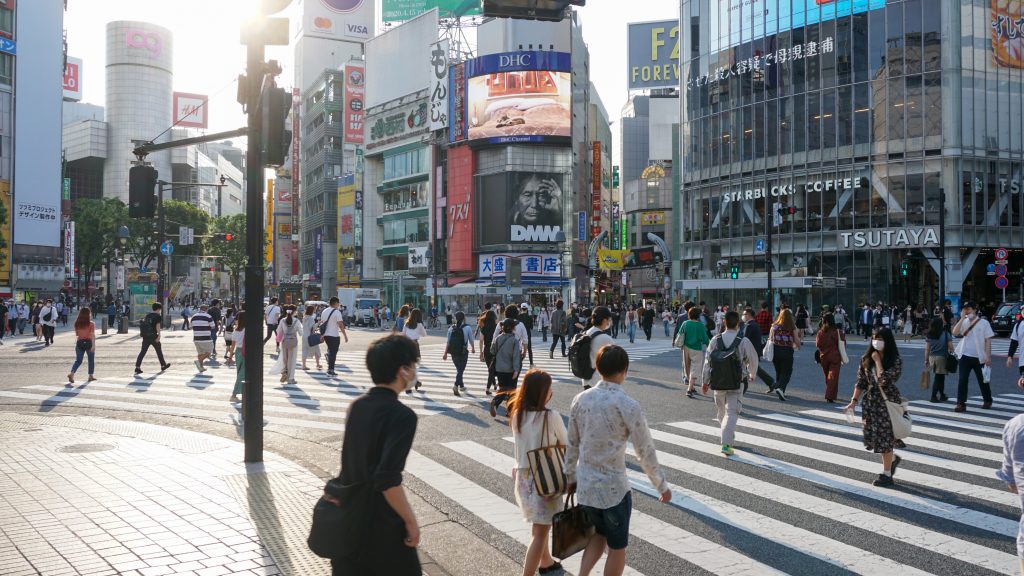 政府は来年半ばまでにはすべての国民に十分なワクチンを確保し、無料で提供したいと述べている。(Shutterstock)