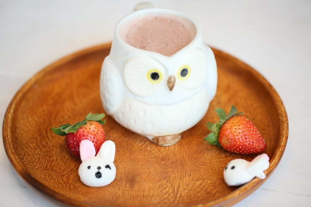 オーナーは、このカフェには日本のポップカルチャーの美学「カワイイ」と美味を意味する「オイシイ」にインスパイアされた明確なコンセプトがあると強調する。デザートや日本文化の影響を受けた雰囲気が魅力だ。(提供画像)