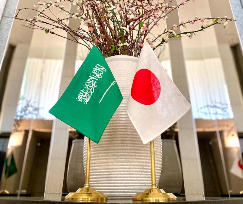 サウジの建国90周年を祝う上村司 在サウジアラビア日本大使。(提供)