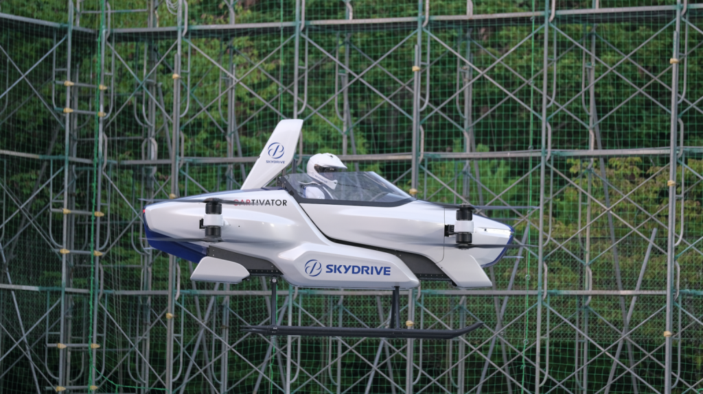 トヨタが支援するスタートアップ企業スカイドライブ社のSD-03モデルは、電気式垂直離着陸機の有人試験飛行を完了した。（スカイドライブ）
