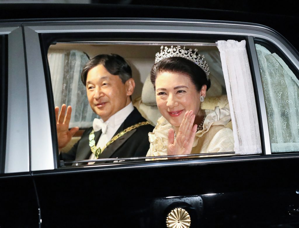2019年10月22日、日本の天皇徳仁（左）と 皇后雅子（右）が東京の皇居における宮廷晩餐会へ向けて出発する (AFP)