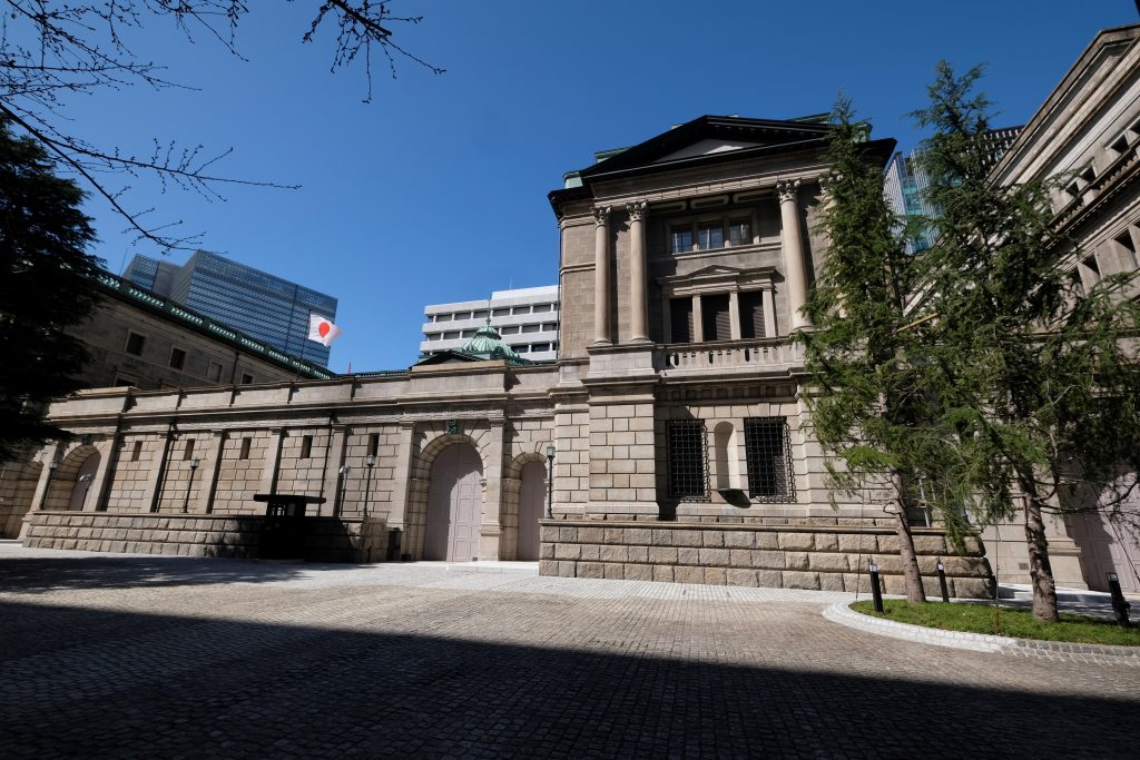 日本銀行は木曜日、コロナウィルスの影響により、今財政年度の経済成長とインフレの予測を下方修正したが、巨額の金融緩和政策は変更しなかった。（AFP）
