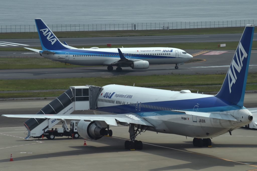 ANAホールディングス傘下の全日本空輸は、既に羽田、成田、関西、中部の4空港の国際線を減便・休止している。(AFP)
