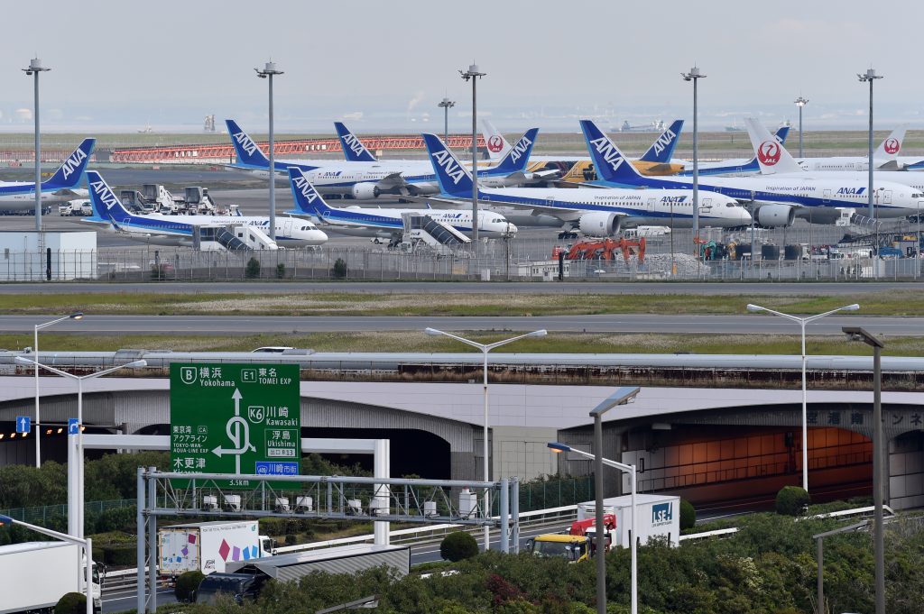 東京・羽田空港滑走路に駐機された日本航空（JAL）および全日本空輸（ANA）の旅客機。2020年4月28日（AFP）