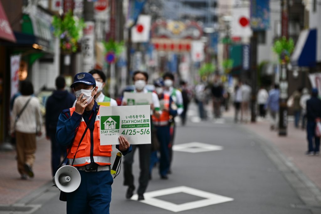 新型コロナウイルスの流行中、通りを巡回しステイホームを呼びかける地元労働者。2020年5月4日、東京。（AFP）