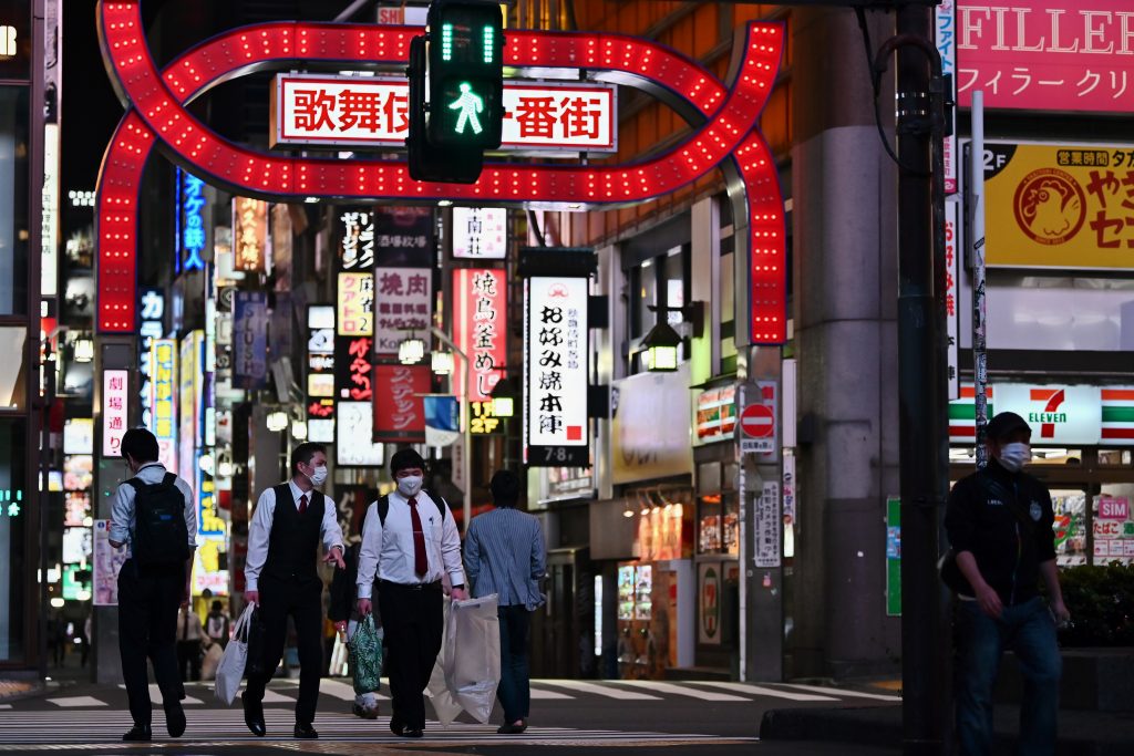 新型コロナウィルス拡散を懸念し、マスクを着用して東京の通りを横切る人々 2020年5月4日(AFP)