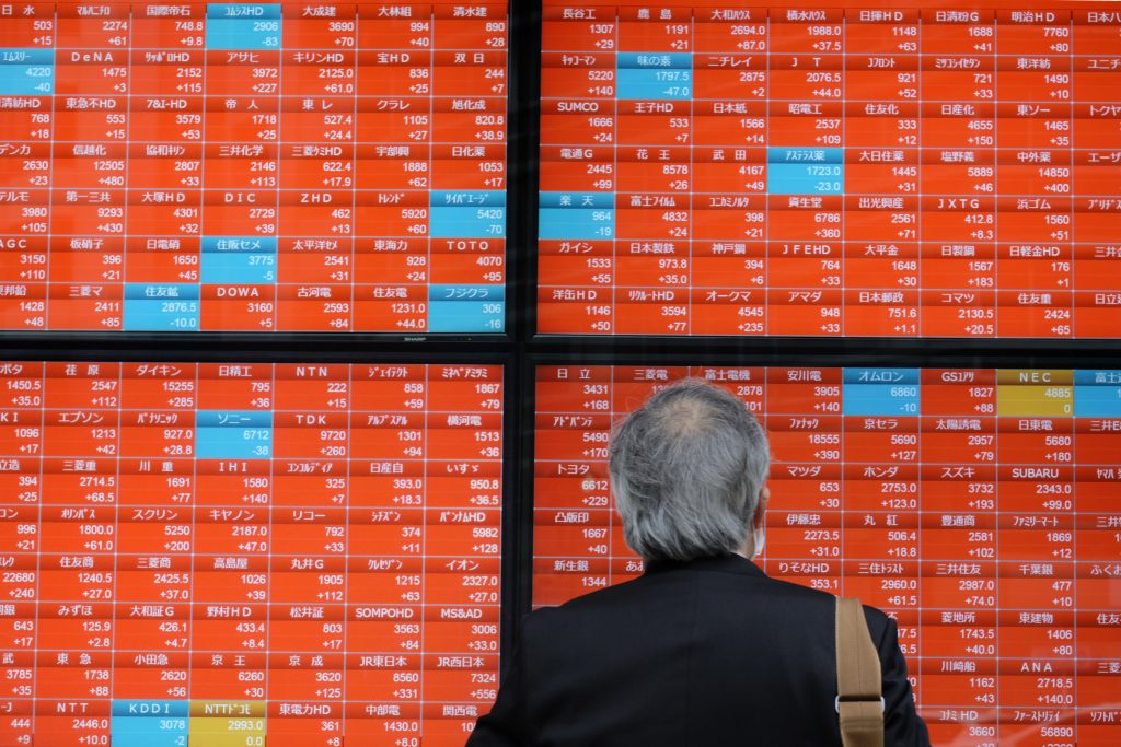 市場は5日連続で下落し、日経平均株価は金曜日、2か月ぶりに23,000を下回りました(AFP)
