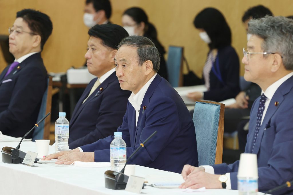 菅義偉総理大臣は、十分な数のコロナウィルスのワクチンを2021年中頃までに国民に提供することを公約した。（AFP）
