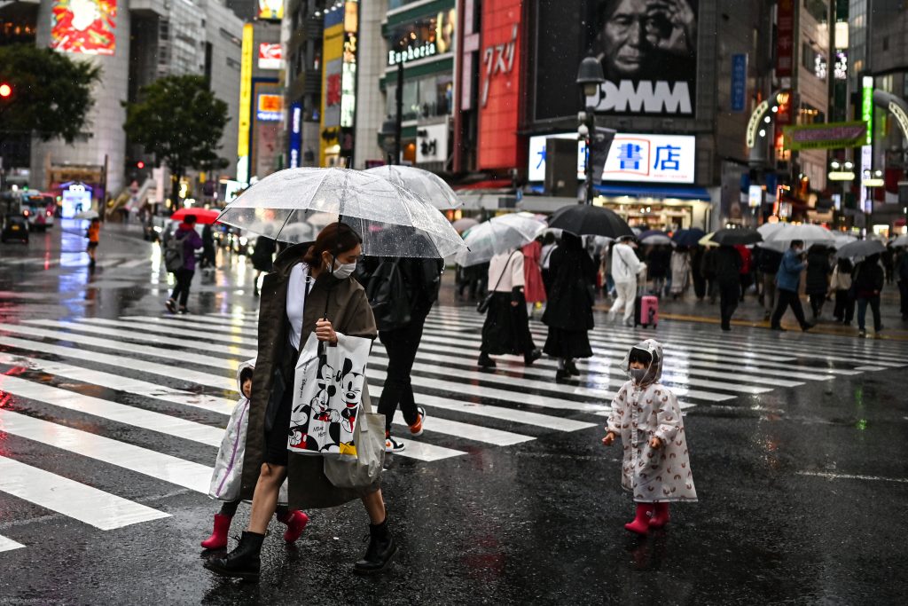 ６５歳以上は１３人。重症者は２９人で前日から１人増えた。(AFP)