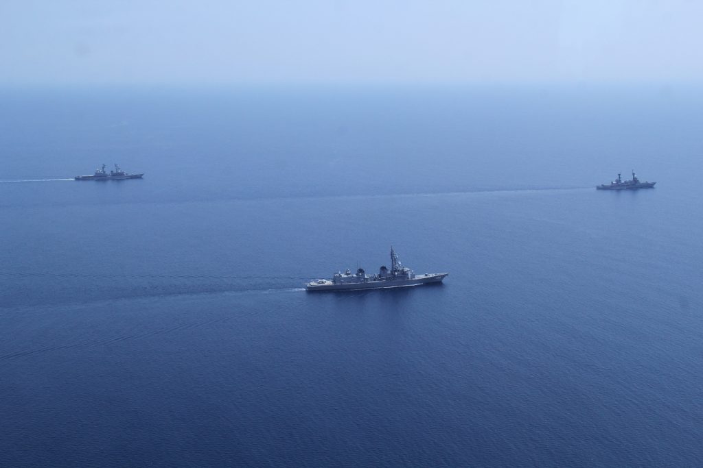 2015年5月12日、紛争の火種となっている南シナ海で、海軍合同軍事演習中の日本の海上自衛隊。（AFP通信）