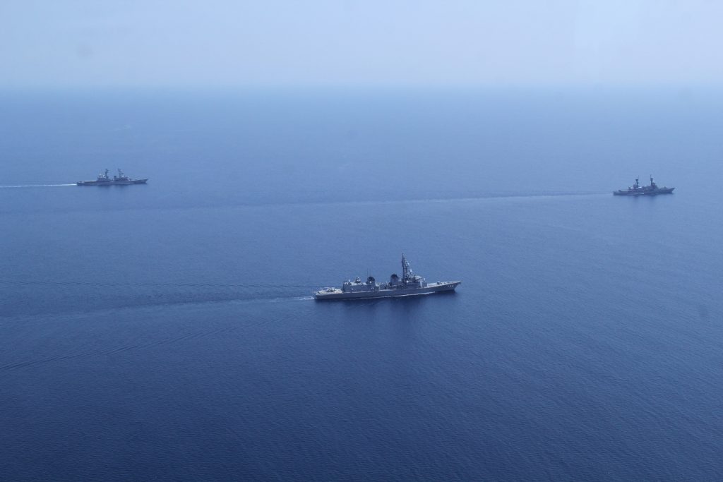 2015年5月12日、紛争の火種となっている南シナ海で、海軍合同軍事演習中の日本の海上自衛隊。(AFP通信)