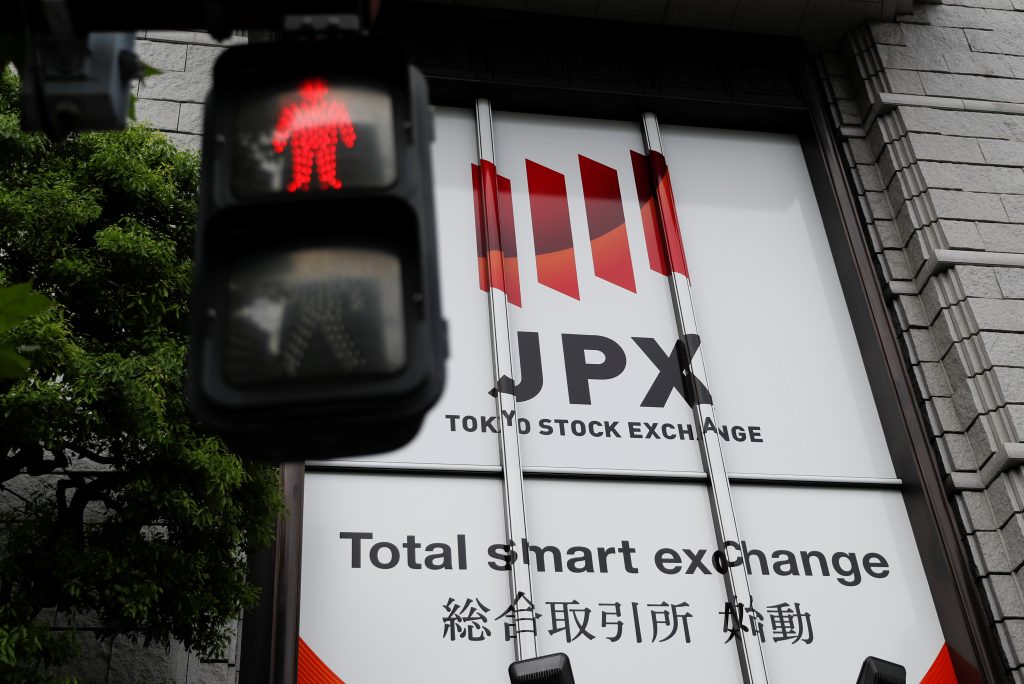 東京証券取引所がシステム障害で一時的にすべての取引を停止。信号機の横には東京証券取引所のロゴが見える。（ロイター通信）