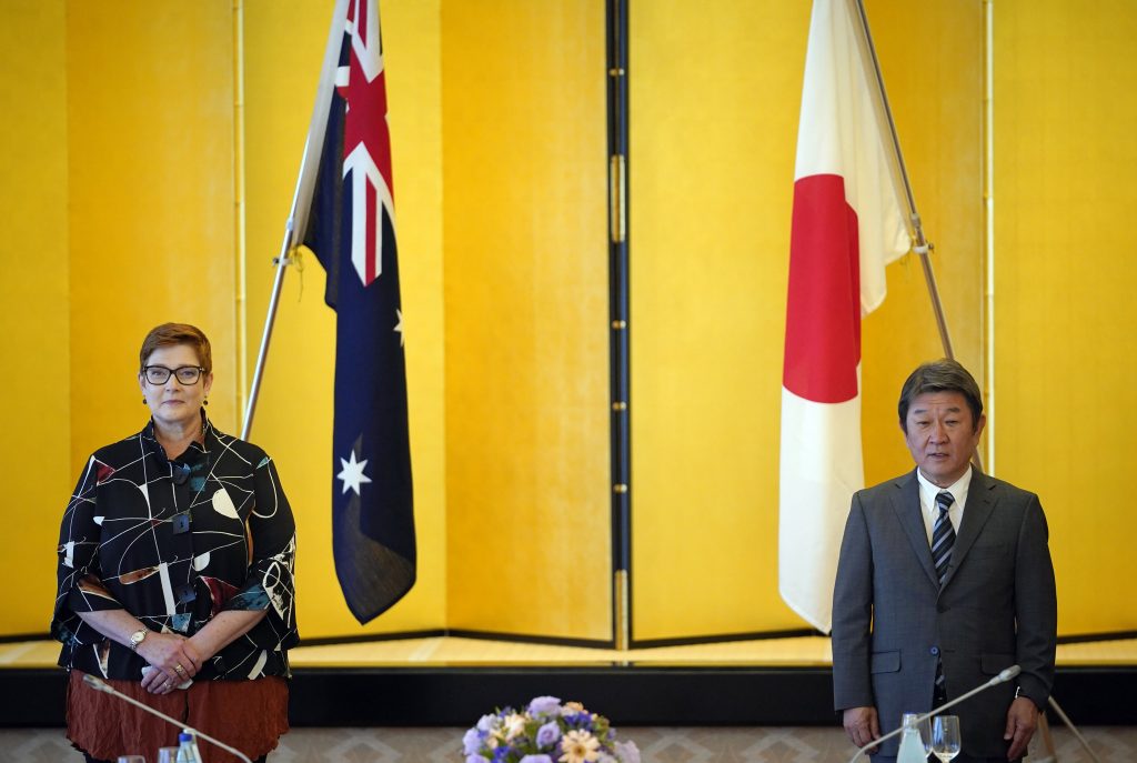 10月7日の飯倉公館での昼食会に臨む茂木外相(右)とオーストラリアのペイン外相(左)(ファイル写真/ AP)