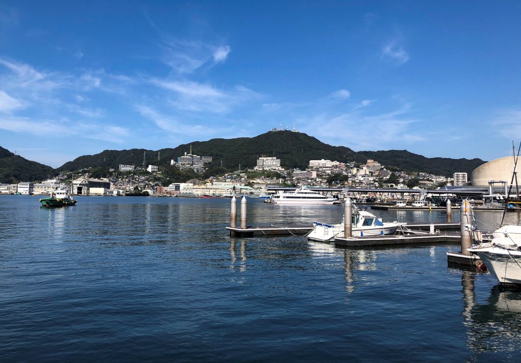 新型コロナウイルス感染症(COVID-19)のパンデミック対応中の長崎港の概観。長崎県は日本の南西に位置し、1850年頃まで続いた日本の2世紀に渡る国家隔離政策（鎖国）の間、海外に開かれた数少ない玄関口の1つであった。2020年9月29日。 (File photo/Reuters)