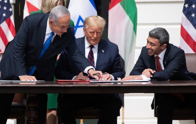 アブラハム合意に署名する、イスラエルのベンヤミン・ネタニヤフ首相、米国のドナルド・トランプ大統領、UAEのアブダッラー・ビン・ザーイド・アール・ナヒヤーン外相。（ファイル/AFP）