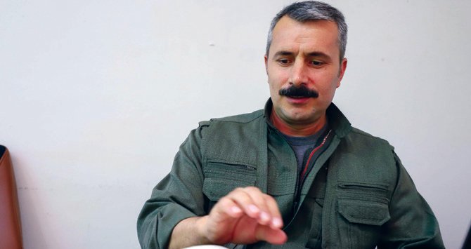 PKKが拠点とするイラク北部山岳地帯カンディルで、AFPのインタビューを受けるトルコ非合法組織PKK広報担当ザグロス・ヒワ氏。（AFP）