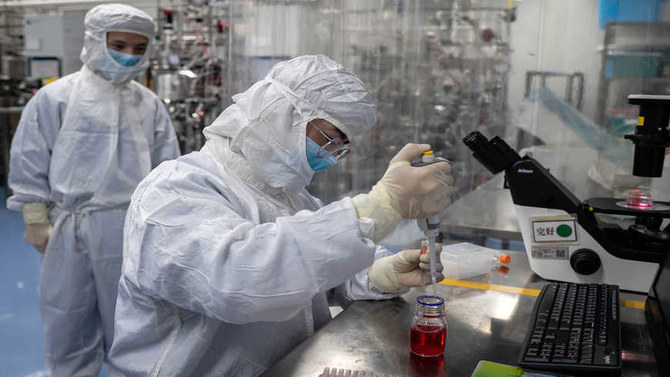 中国・北京のシノバック・バイオテック施設内で、コロナワクチンの試験用にサルの腎臓細胞のサンプルを採取するエンジニア（ファイル/AFP ゲッティイメージズ経由）