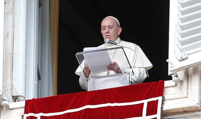 新回勅「フラテッリ・トゥッティ」（兄弟である皆さん）が発表された当日、窓からアンジェラスの祈りを捧げる教皇フランシスコ。2020年10月4日、バチカン・サンピエトロ広場。（ロイター）