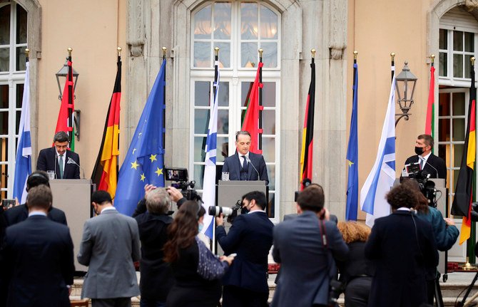 会談を終え「ボルジヒ公館」前で記者会見する、ドイツのハイコ・マース外相（中央）、UAEのアブドゥッラー・ビン・ザーイド外相（左）、イスラエルのガビ・アシュケナジ外相（右）。2020年10月6日（火）、ドイツ・ベルリン。3国外相は会談のためドイツ首都ベルリンに集った。（AP）
