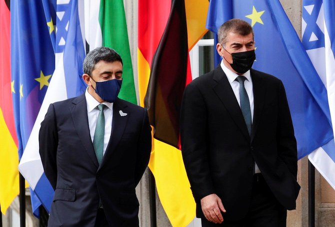 ボルジヒ公館前に立つUAEのアブドゥッラー・ビン・ザーイド外相（左）とイスラエルのガビ・アシュケナジ外相。2020年10月6日（火）、ドイツ・ベルリン。UAEとイスラエルの外相が対面するのは初めて。（AP）