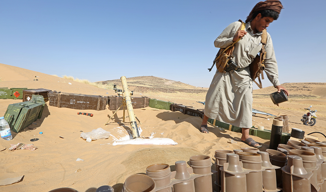 イエメンのマリブにて、フーシとの交戦場所で軍需品を確認する親政府の部族戦闘員。(ロイター)