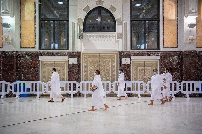  サウジアラビアが巡礼の一時禁止措置を解除した後、ウムラ（小巡礼）に参加する巡礼者の案内のために500名を超える係員が採用された。（SPA）
