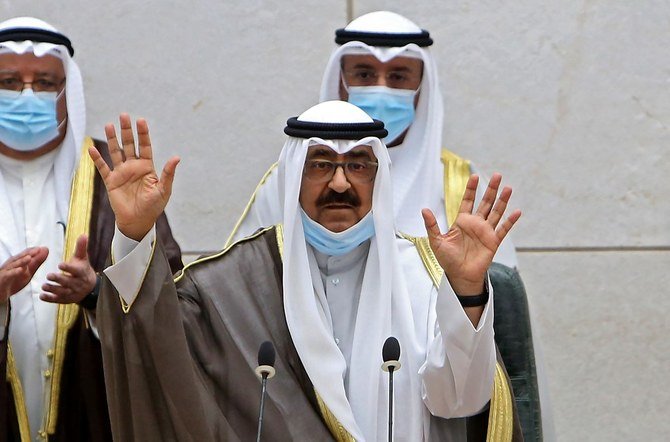 就任宣誓をする前に支援者に挨拶するクウェートの新皇太子、シェイク・メシャール・アル・アフマド・アル・ジャベール・アル・サバ氏。（AFP通信）