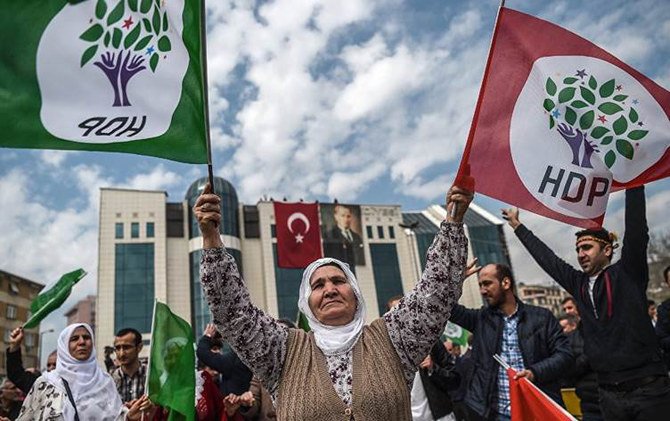 トルコの親クルド派国民民主主義党（HDP）の集会に参加する支援者たち（AFP 提出写真）