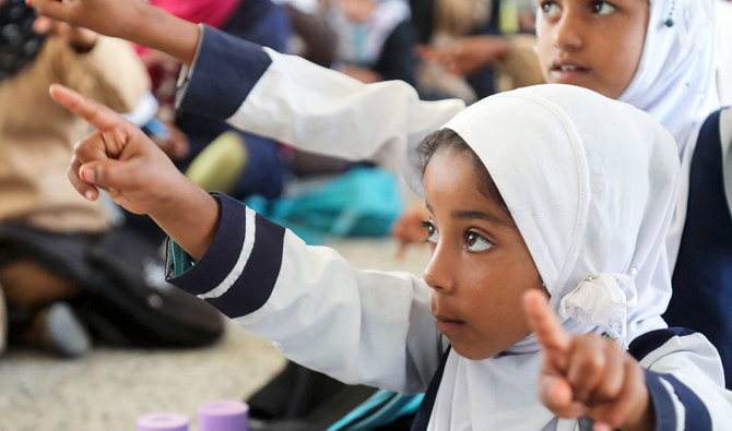 新学期初日の授業に出席するイエメンの生徒たち。同国第三の都市タイズの学校複合施設の仮設教室で。（AFP）