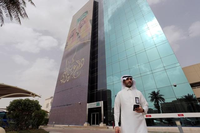 2020年3月18日、サウジアラビアのリヤドにある国立商業銀行（NCB）の外を歩くサウジアラビア人男性。（ロイター）