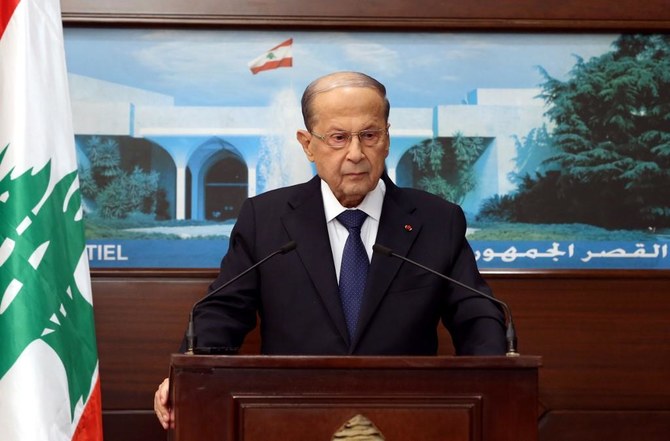 レバノンのミシェル・アウン大統領は、内戦以来最悪の経済危機脱却のための新内閣樹立に向けた首相選びのための協議を1週間延期した。（ファイル／AFP）