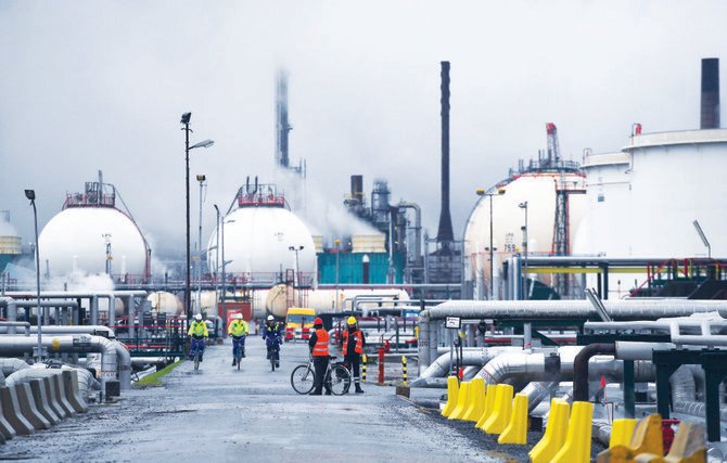外出禁止令やロックダウンを課す国が増えているため、石油需要の回復のペースも予想より遅くなっている、とOPECのバルキンド事務局長は述べた。（AFP）