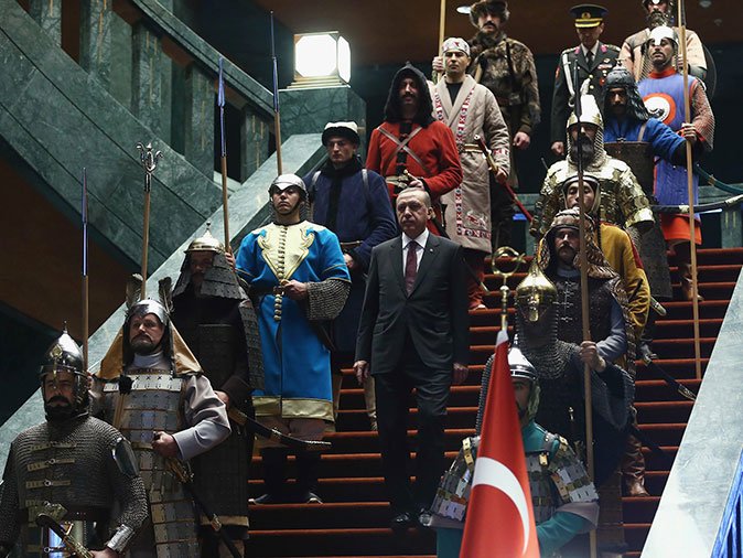 オスマン帝国軍の制服を着た兵士に囲まれたトルコのエルドアン大統領（2015年、ロイター）