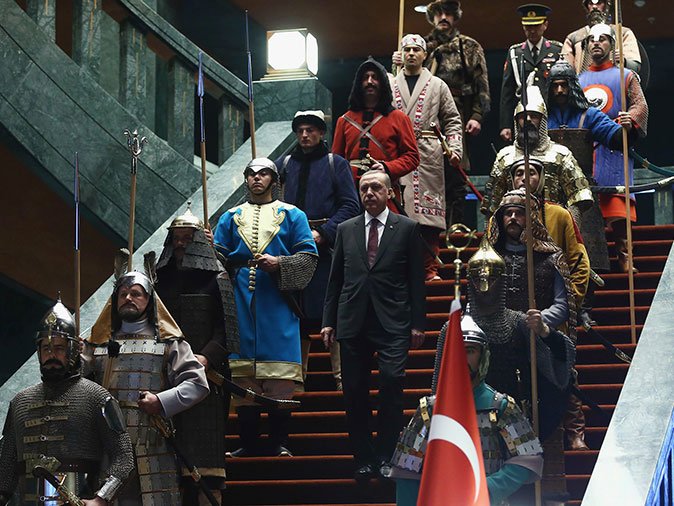 オスマン帝国軍の制服を着た兵士に囲まれたトルコのエルドアン大統領(2015年、ロイター)