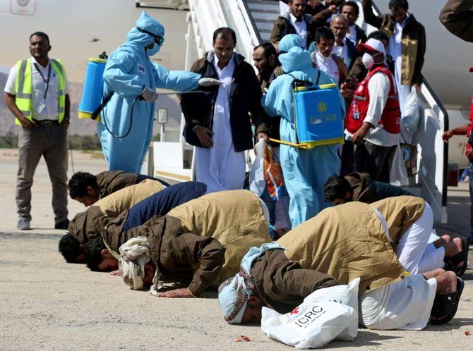 大西洋標準時2020年10月17日土曜日3時59分（日付は2020年10月15日木曜日）2020年10月15日、捕虜交換による解放の後、イエメンのサユーン空港に到着したサウジ主導の連合軍捕虜たちが祈りを捧げる。（ロイター/アリ・オウィドハ）