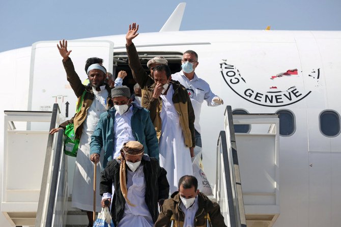 2020年10月15日、イエメンのサユーン空港にて、捕虜交換で解放された後、空港へ到着したアラブ連合軍捕虜たちが手を振る。（ロイター/アリ・オウィドハ）