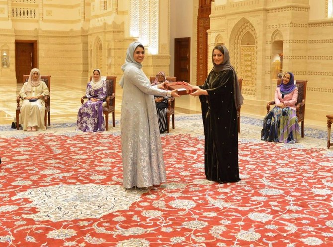 ファティマ・ムハンマド・アル・アジュミ博士がアハド・ビント・アブドゥラ・ビン・ハマド・アル・ブサイディヤ妃からメダルを受け取る。（提供）