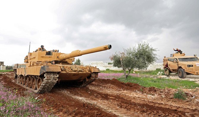 2018年3月7日、トルコ国境に近いアフリン地方にあるJandairisの町の郊外で、トルコが率いる部隊とクルド人戦闘員との戦闘中に撮影されたトルコの戦車。（AFP通信）