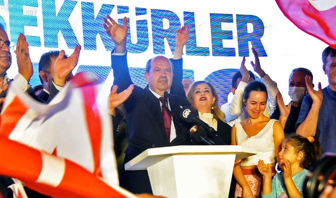 トルコ支配のキプロス北部ニコシアで選挙勝利を祝うトルコ系キプロス人の政治家エルシン・タタール氏。2020年10月18日撮影。（ロイター）