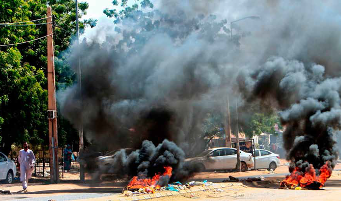 スーダンの抗議者たちが水曜、悪化する経済危機に対して同国中のその他の都市と同様、ハルツームやその双子都市に集まっている際、タイヤが燃えているところが映っている。（AFP）