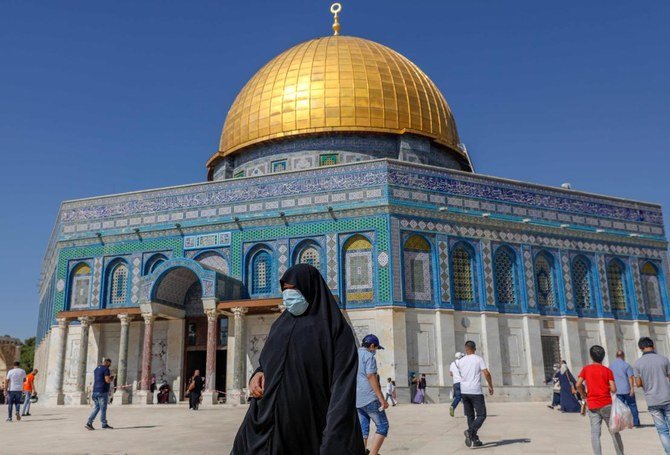 2020年10月23日、パレスチナのイスラム教礼拝者たちが、エルサレム旧市街地のアル＝アクサー・モスクのコンパウンドで、金曜日の祈りに参加。2月に初めてCovid-19の感染者が確認されてから、この間までイスラエルが封鎖されていたが、その後、アル＝アクサー・モスクは完全に再開された。（AFP通信）