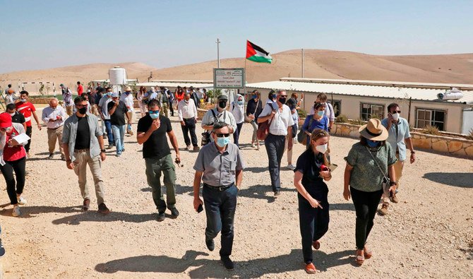EU代表団長の一団とイスラエルのNGOSは、南ヘブロン丘陵にあるマサファー・ヤッタ地域のパレスチナ人コミュニティを訪問した。（AFP）