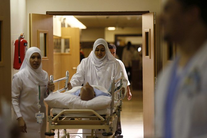 メッカのアルヌール専門家病院の救急診療部で患者のベッドを押す看護師。（写真：ロイター）