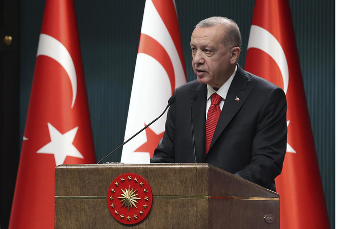 2020年10月26日月曜日、トルコのアンカラで行われた記者会見で話すレジェップ・タイイップ・エルドアン大統領。（AP）
