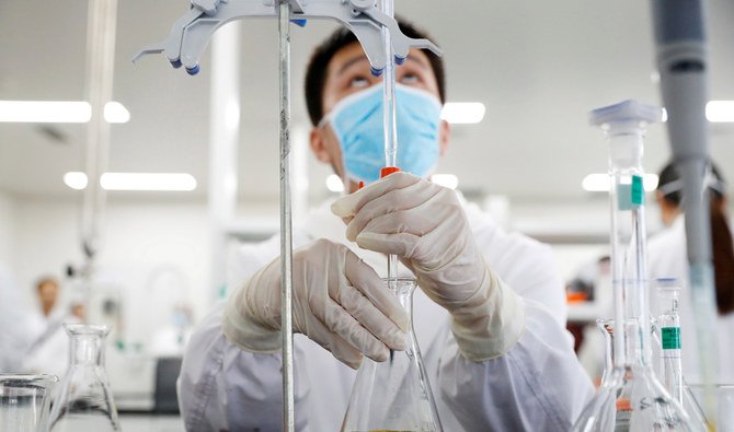 中国の北京で行われた政府主催のメディアツアー中に試験用のコロナウィルス感染症（COVID-19）ワクチンの開発する、中国のワクチン製造業者シノバック・バイオテックで働く男性。2020年9月24日。（ロイター）