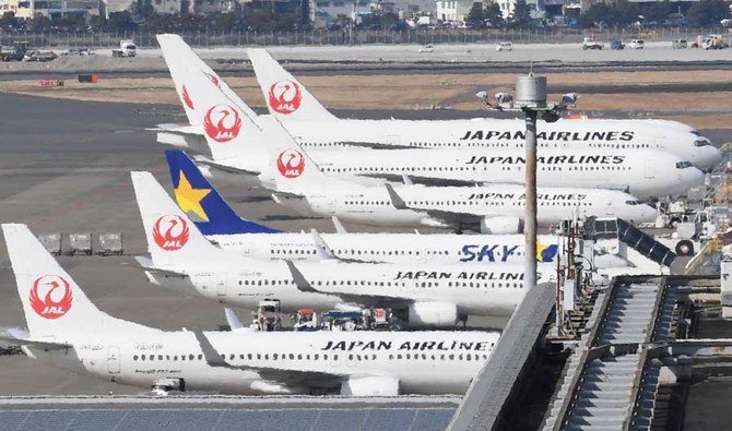 2018年1月31日、東京・羽田空港に日本航空(JAL)の旅客機が駐機している。(AFP)