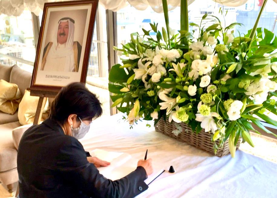 小池、河野両氏は、ハサン・モハメッド・ザマーン駐日クウェート大使に敬意を表した。(ANJ Photo)