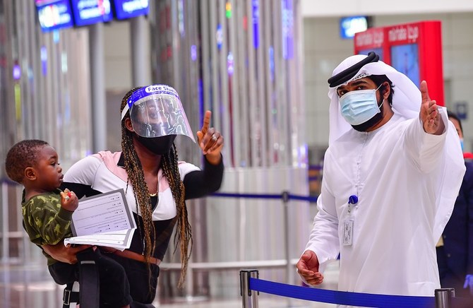 2020年7月8日、アラブ首長国連邦のドバイ国際空港で指示を受ける旅行者。同国は4か月近くの閉鎖後、観光産業の復活を願って外国からの渡航者への門戸を再び開いた。（資料/AFP通信）