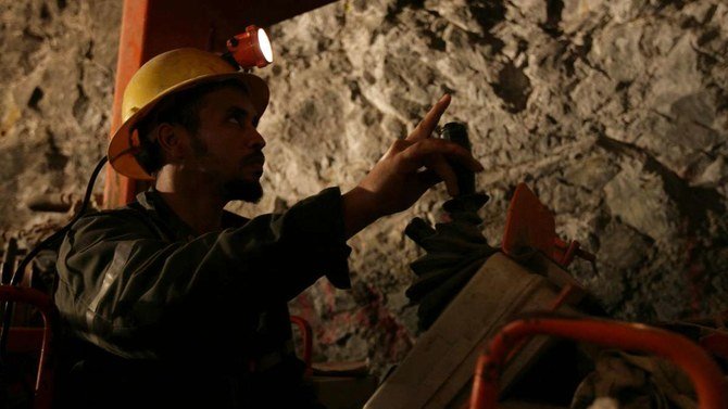 サウジアラビアのリヤドの南西にあるアルアマー金鉱で鉱夫が働いている。（ロイター）