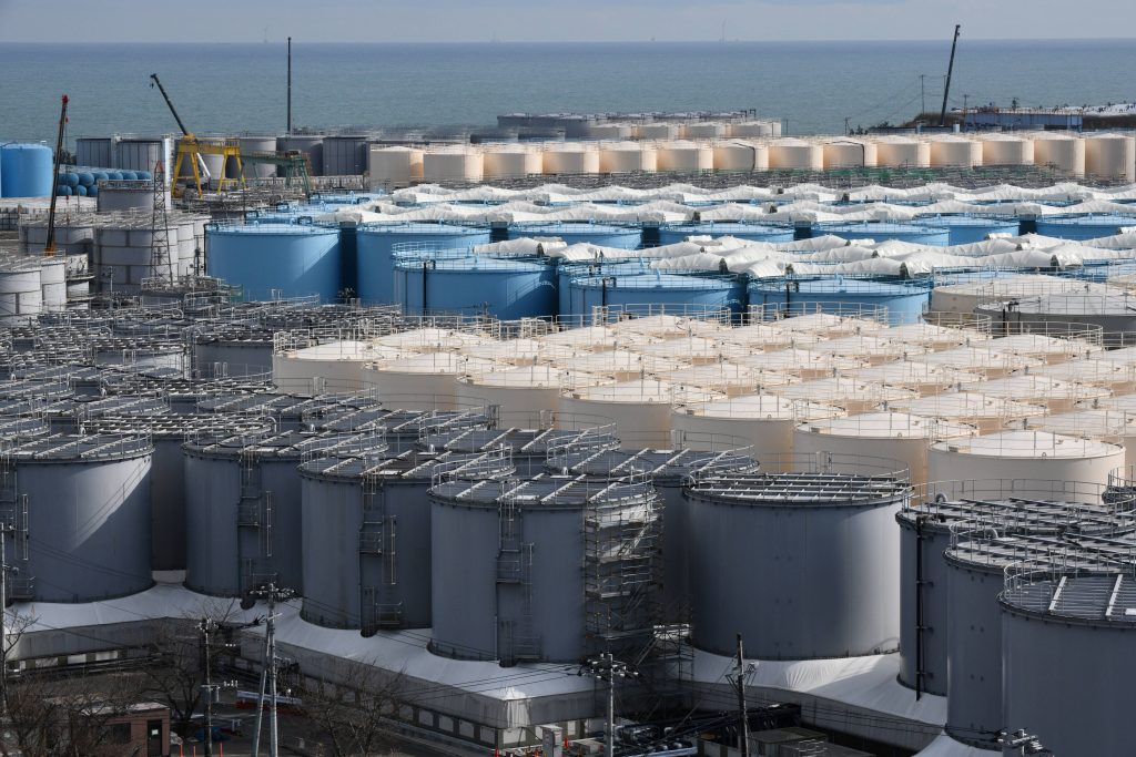 2020年2月3日、福島県大熊町にある東京電力ホールディングス(TEPCO)の福島第一原子力発電所の3号機原子炉建屋と汚染水保管タンク。(AFP)
